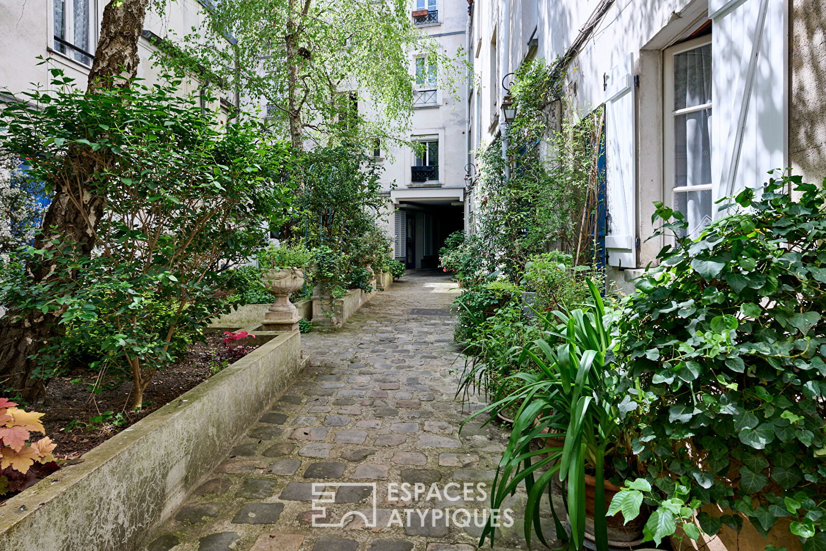 Artist’s studio – Ground floor overlooking a green courtyard