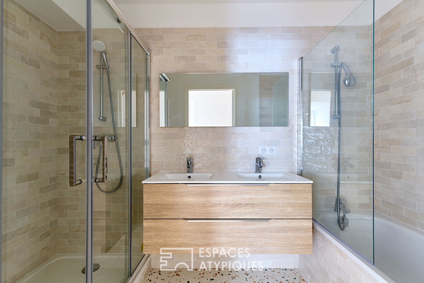 Top floor apartment with terrace in the heart of the Cité du Figuier