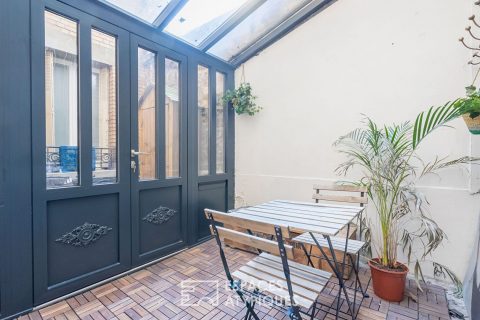 Bourgeois apartment with veranda facing the Buttes Chaumont park