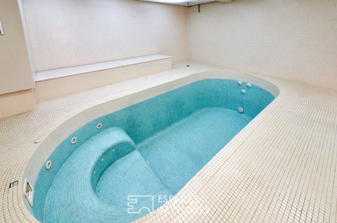 Loft with swimming pool and commercialization at Marché Saint-Martin