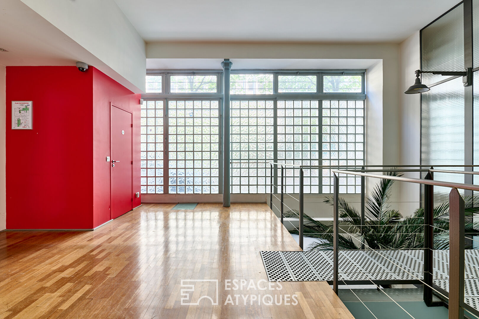 Loft with swimming pool and commercialization at Marché Saint-Martin