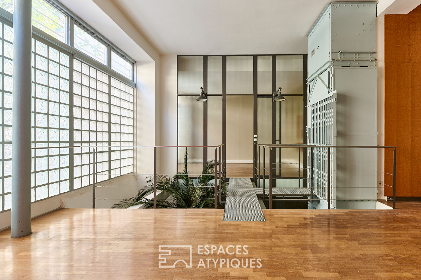 Loft with swimming pool and commercialization at Marché Saint-Martin