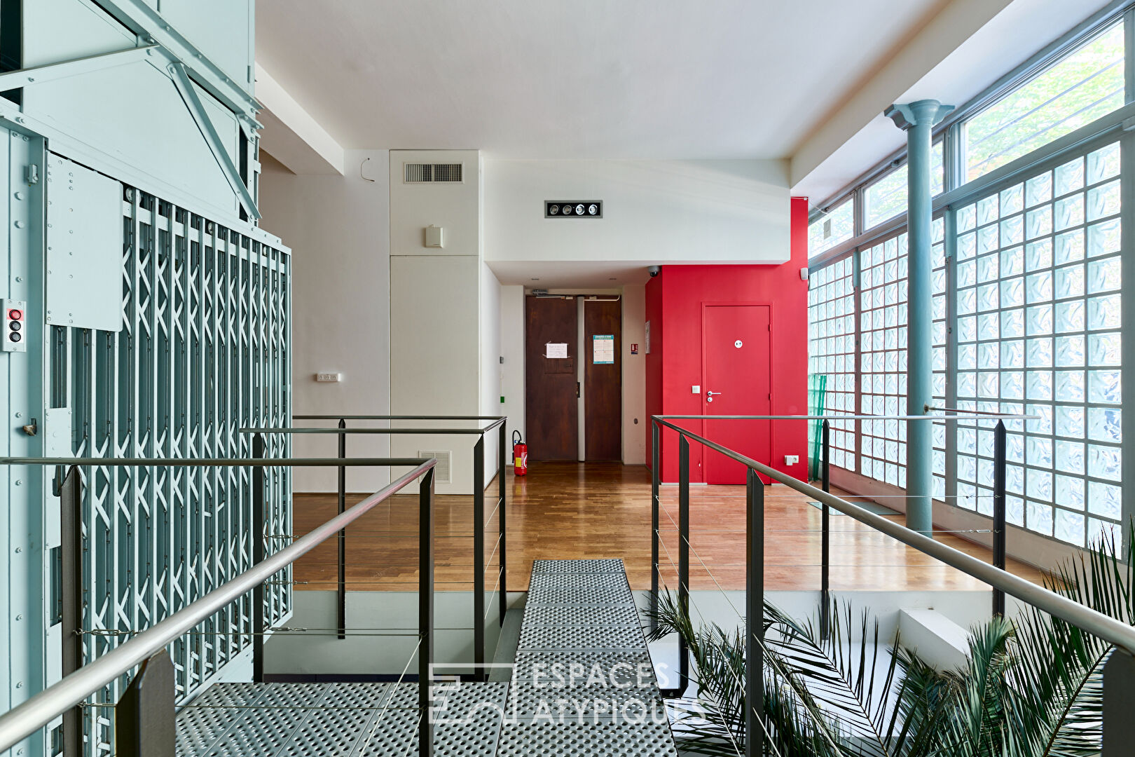 Loft with swimming pool and commercialization at Marché Saint-Martin