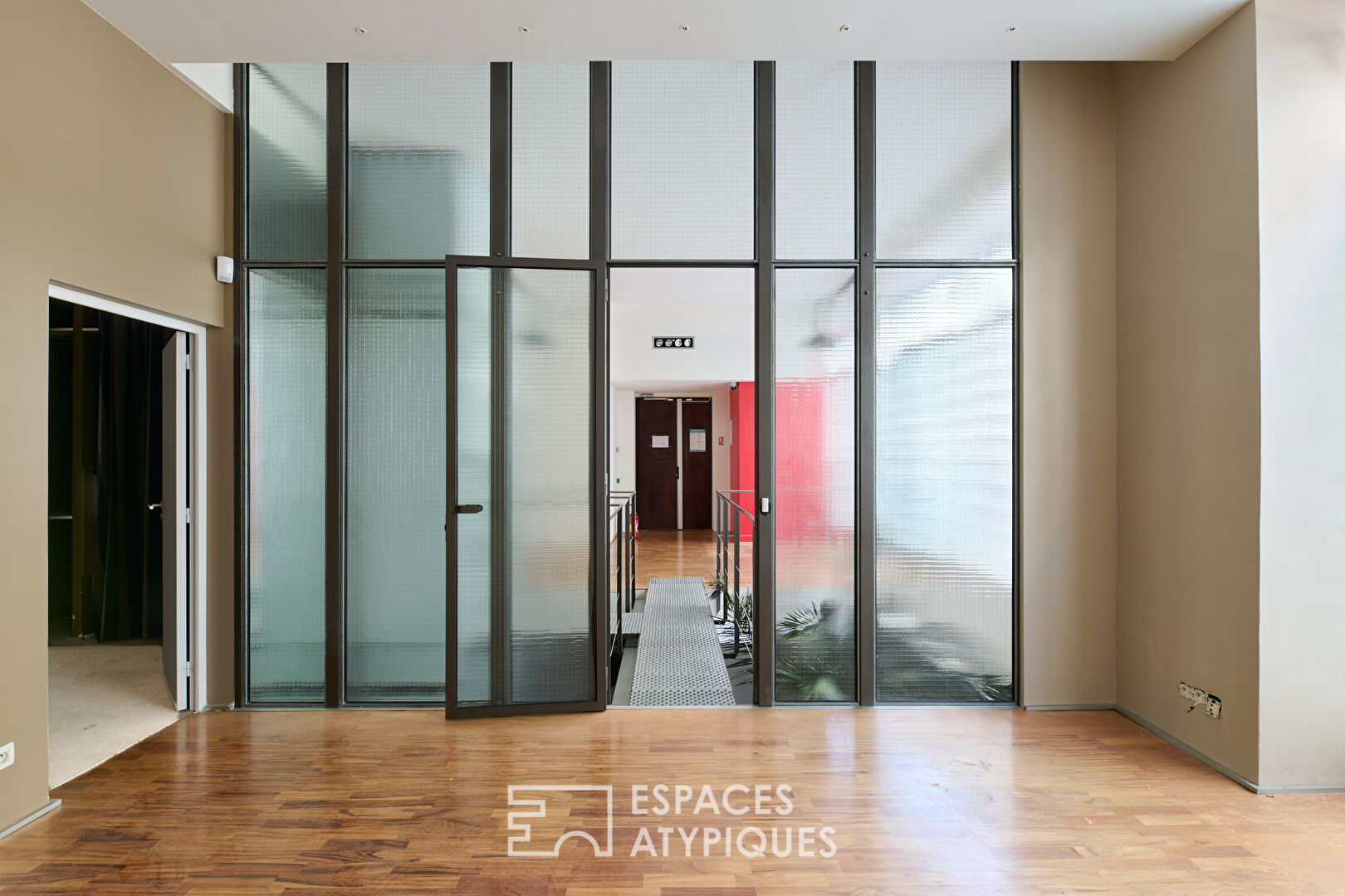 Loft with swimming pool and commercialization at Marché Saint-Martin