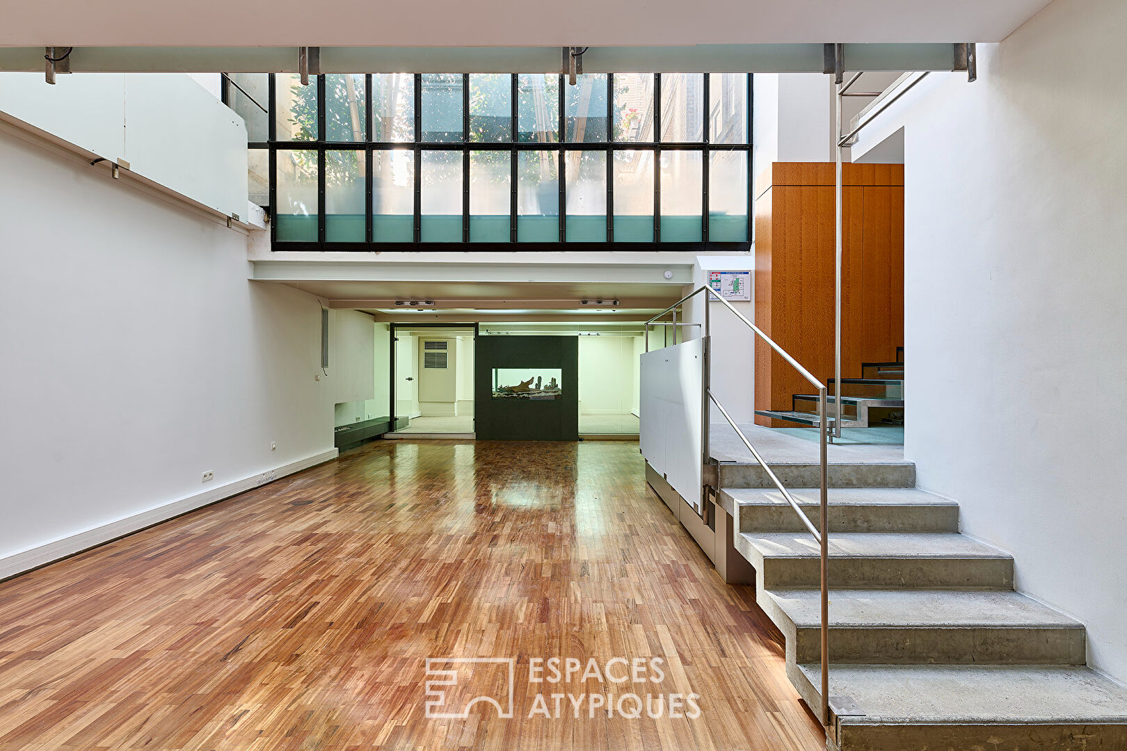 Loft with swimming pool and commercialization at Marché Saint-Martin