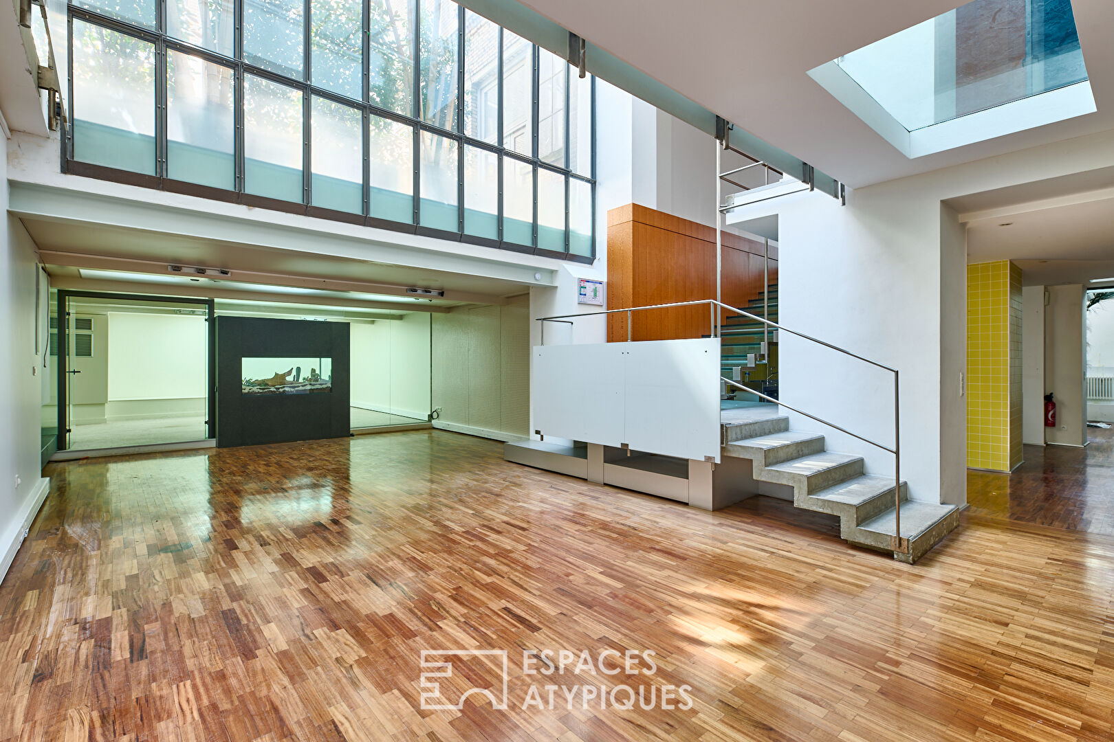 Loft with swimming pool and commercialization at Marché Saint-Martin