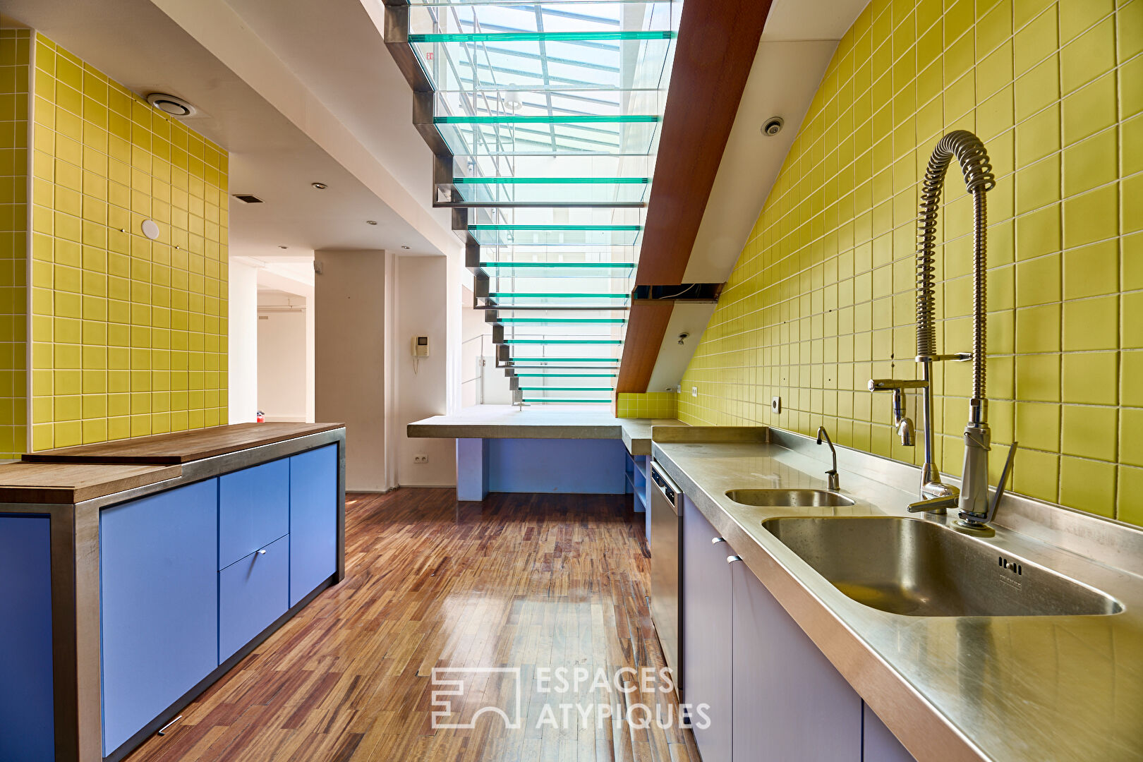 Loft with swimming pool and commercialization at Marché Saint-Martin