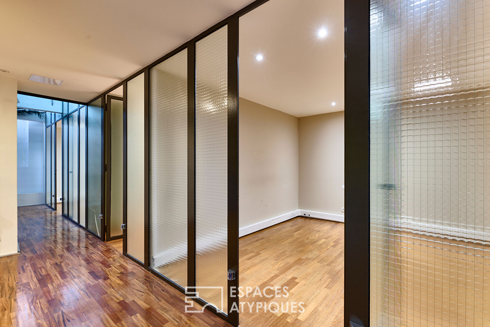 Loft with swimming pool and commercialization at Marché Saint-Martin