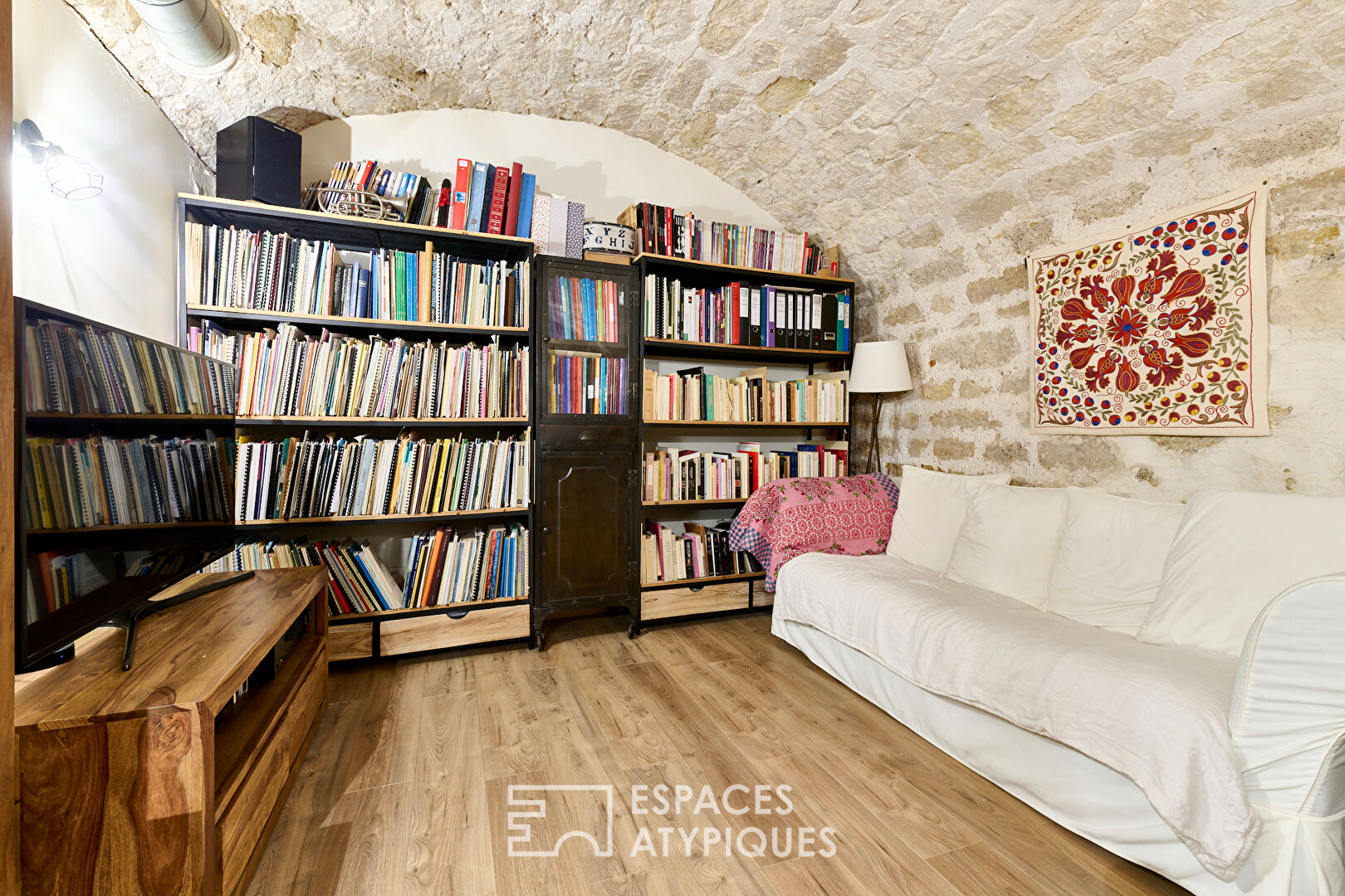 Atypical ground floor near Bastille