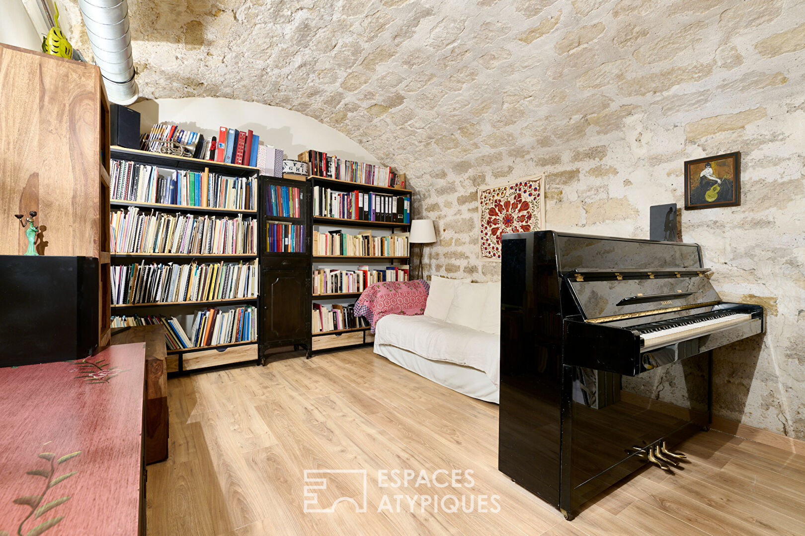 Atypical ground floor near Bastille
