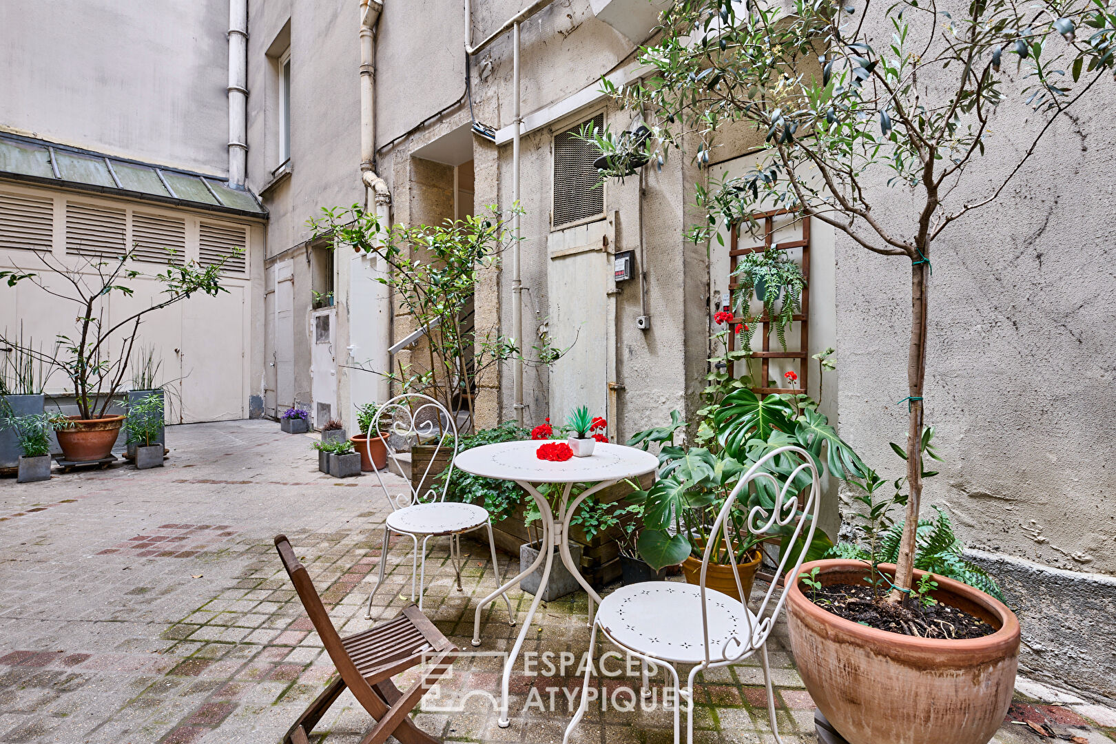 Atypical ground floor near Bastille