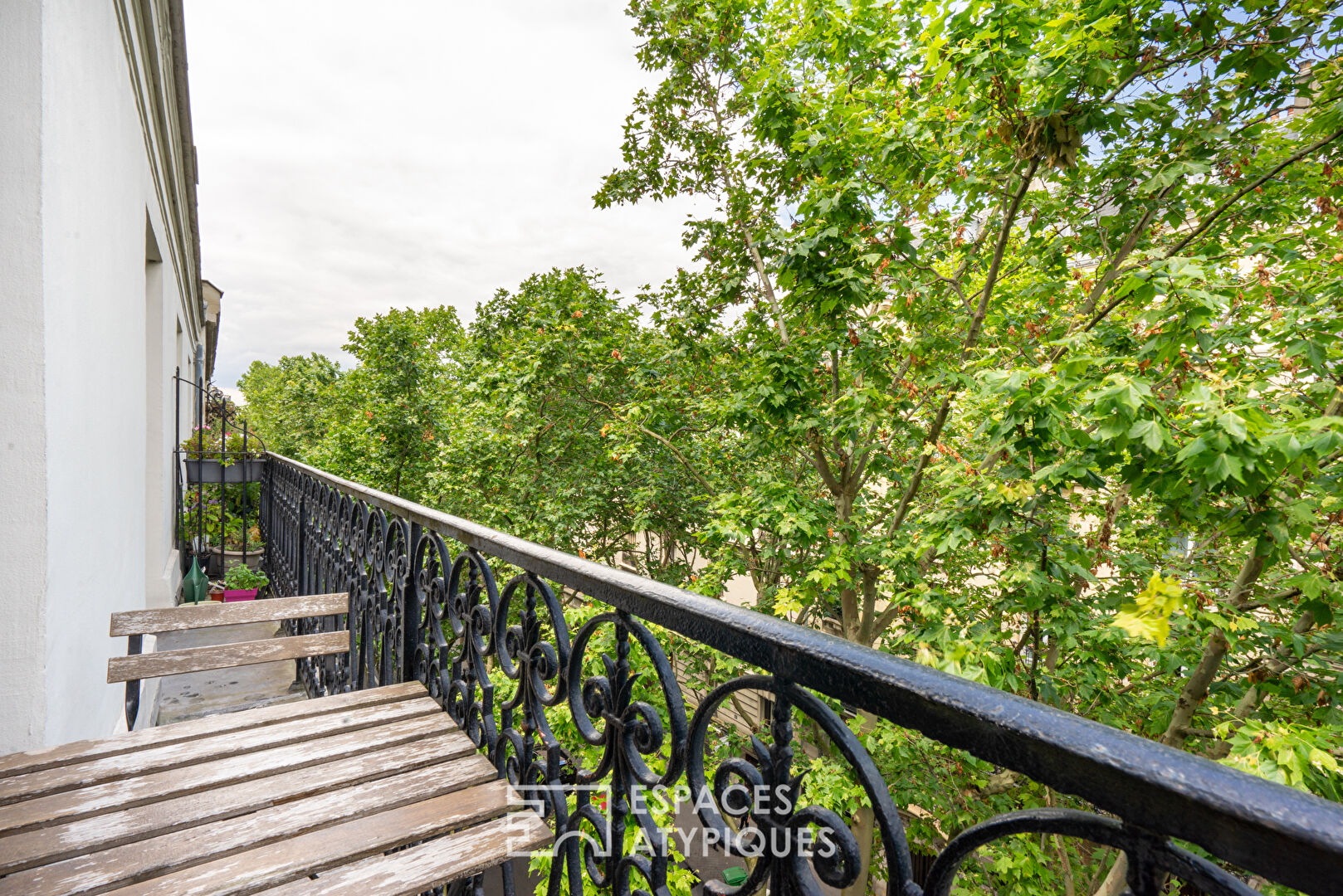 Etage élevé avec balcon aux Buttes Chaumont