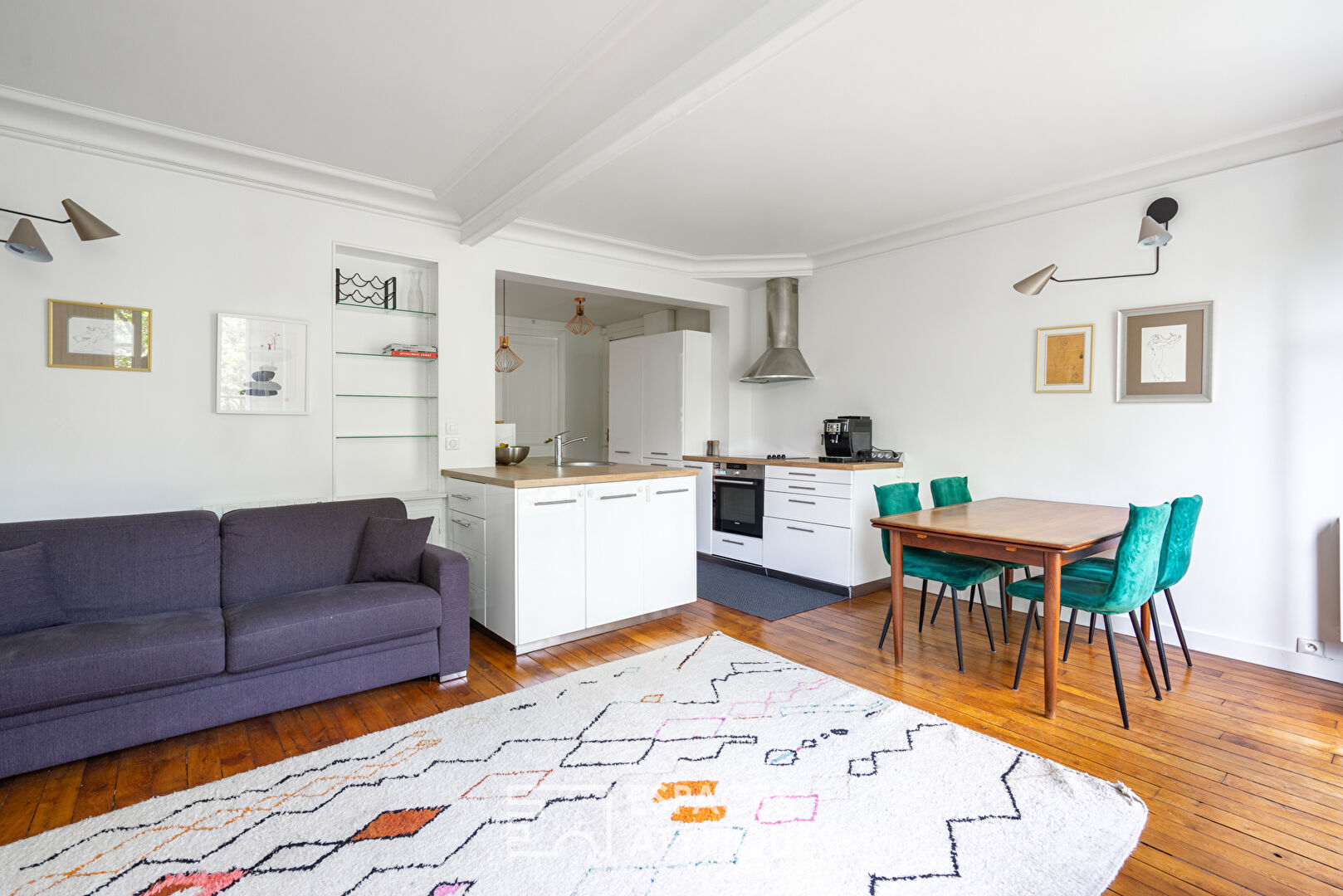 Etage élevé avec balcon aux Buttes Chaumont