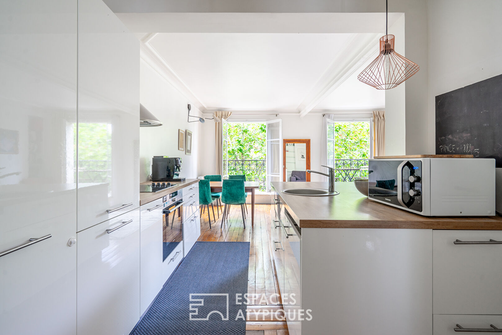 Etage élevé avec balcon aux Buttes Chaumont