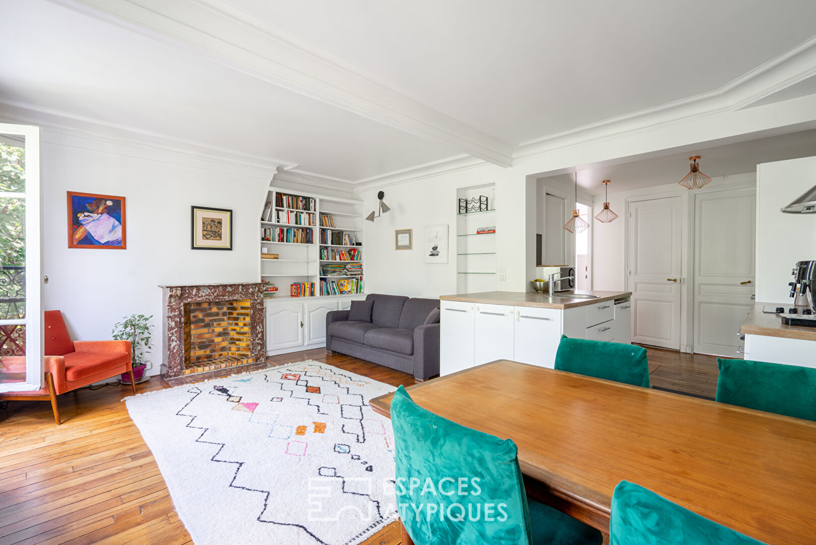 Etage élevé avec balcon aux Buttes Chaumont