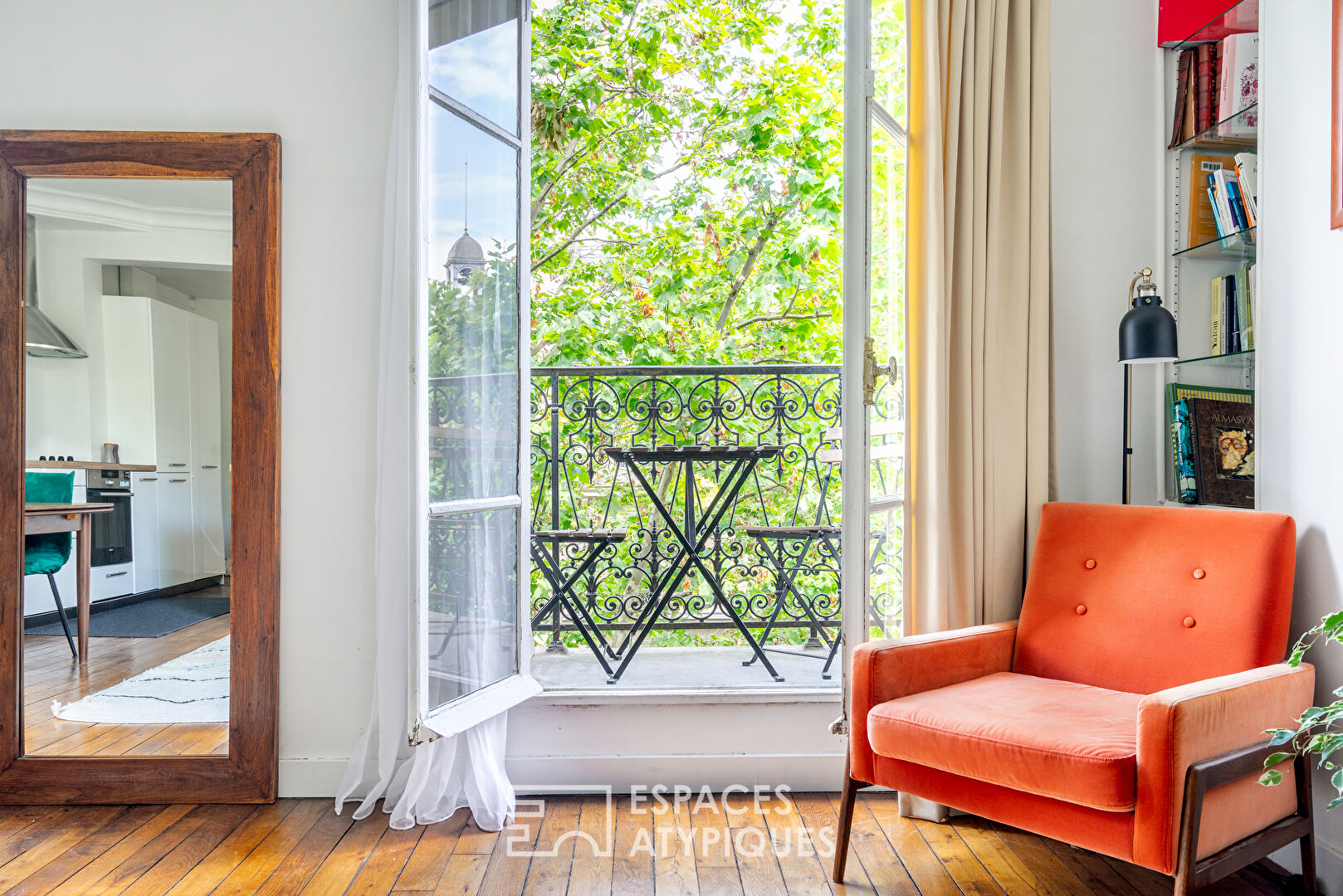 Etage élevé avec balcon aux Buttes Chaumont