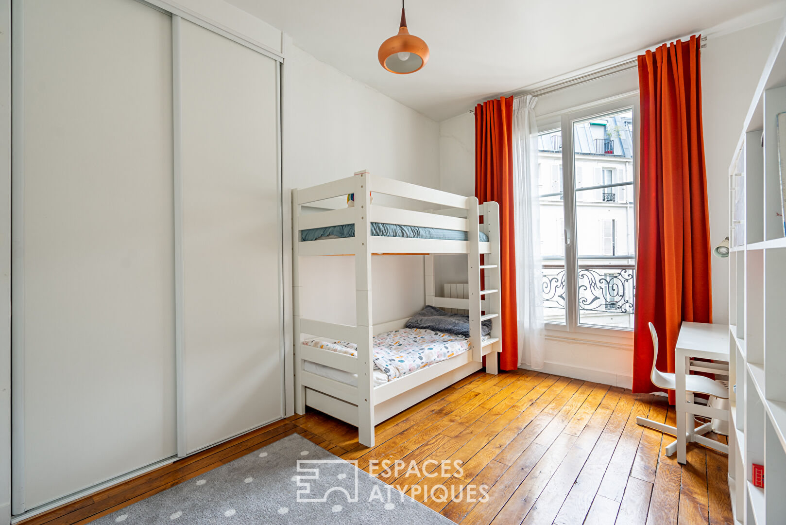 Etage élevé avec balcon aux Buttes Chaumont