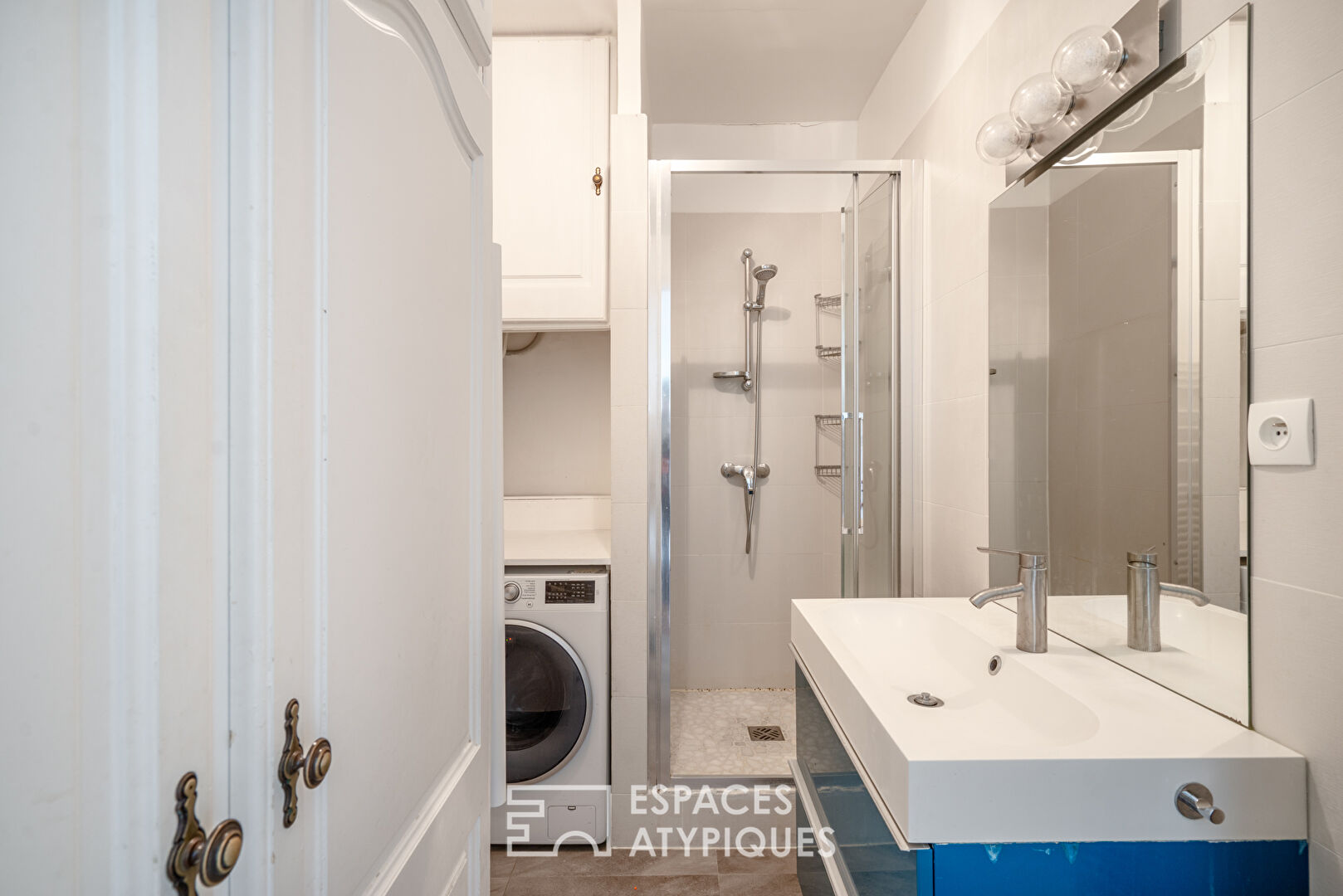 Etage élevé avec balcon aux Buttes Chaumont
