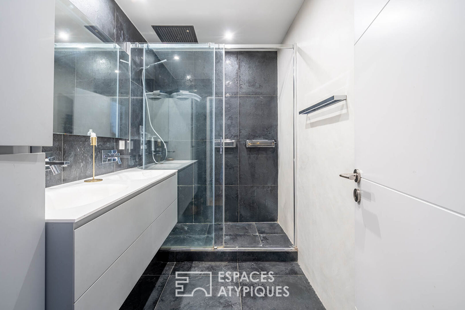 Apartment with balcony – Parc de Belleville