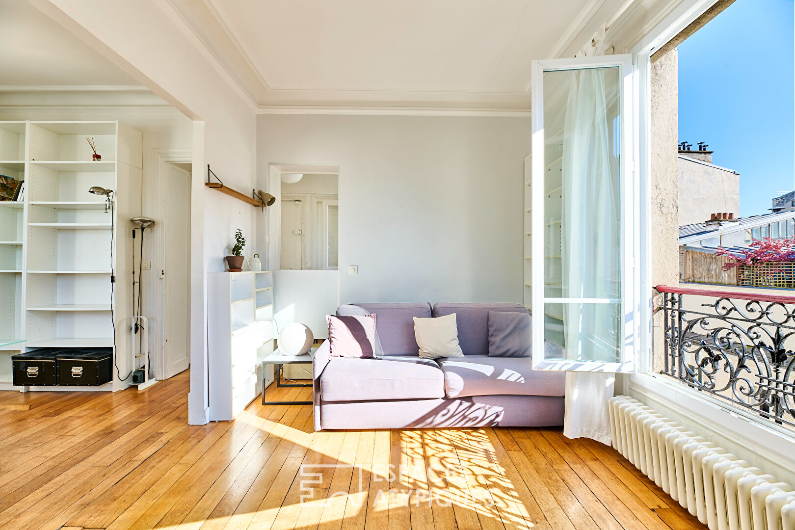 Sunny apartment in Parmentier