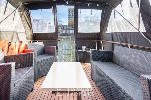 Pleasure boat with covered terrace
