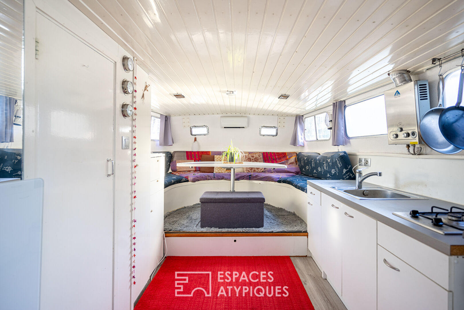 Pleasure boat with covered terrace