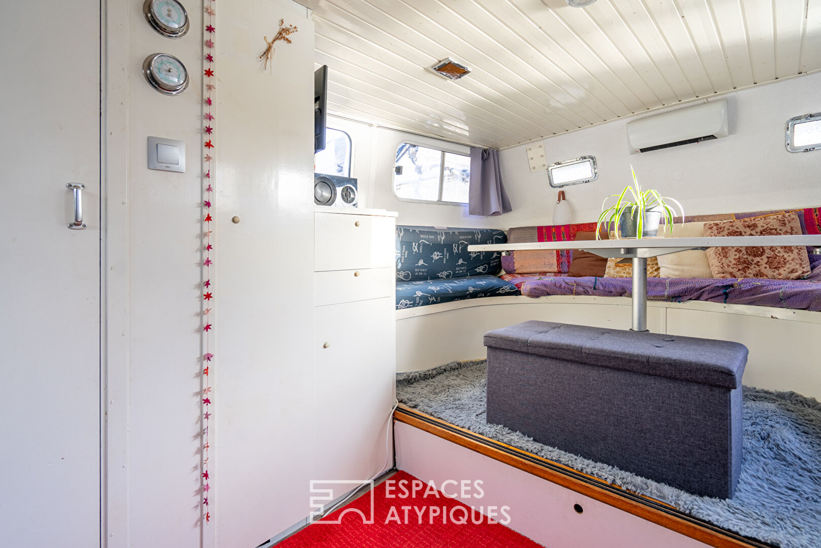 Pleasure boat with covered terrace
