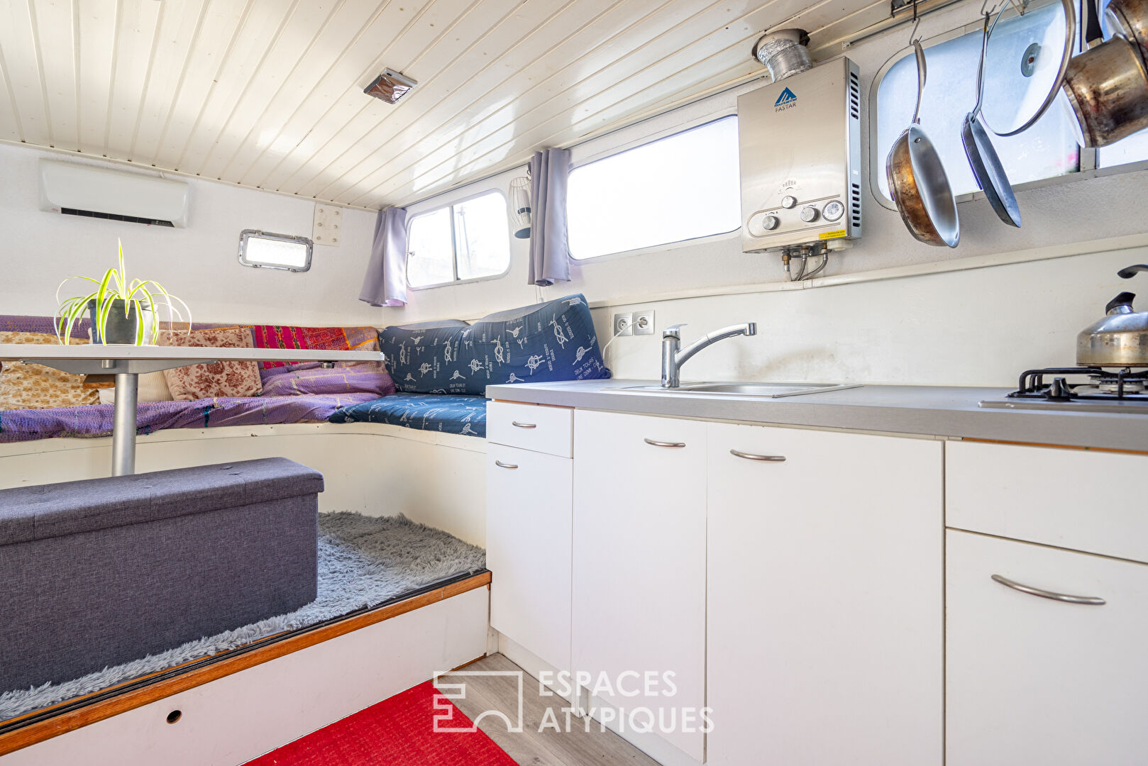 Pleasure boat with covered terrace