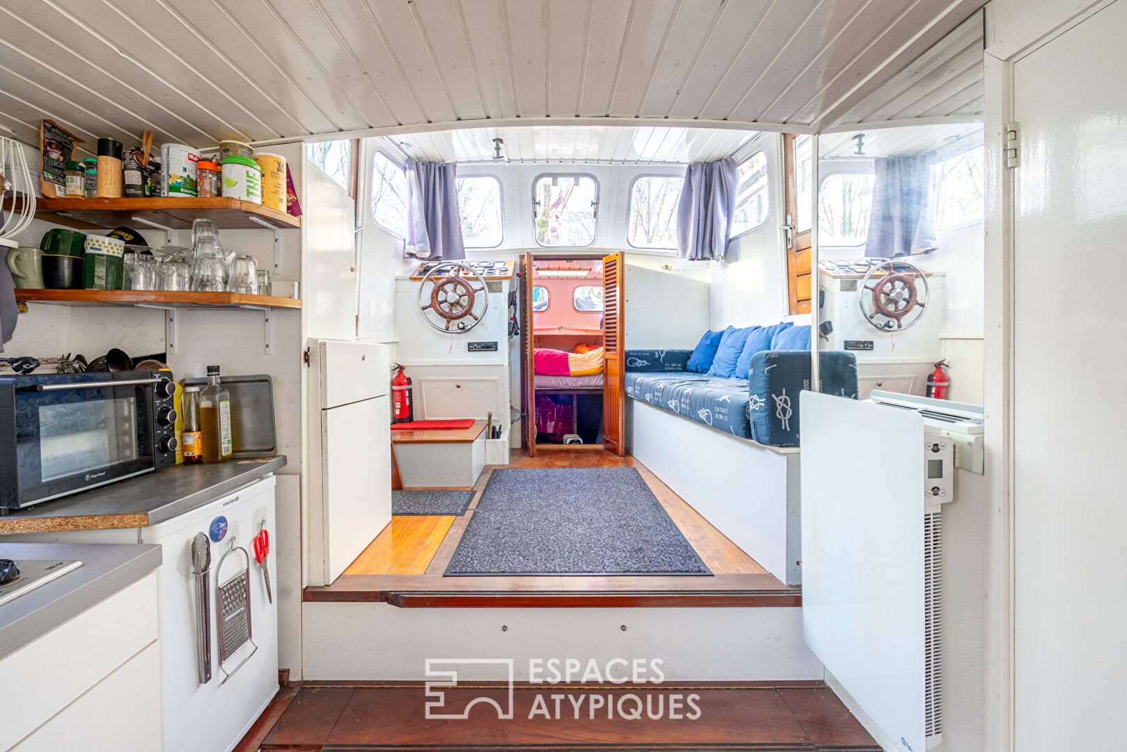Pleasure boat with covered terrace