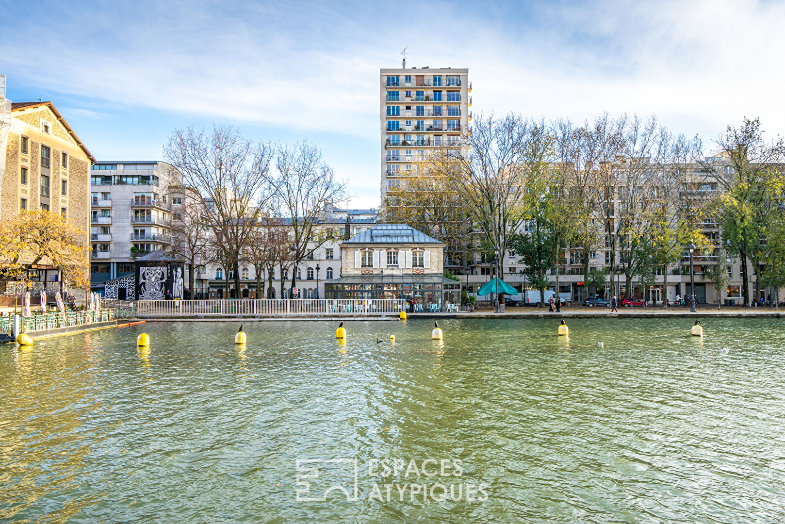 Pleasure boat with covered terrace