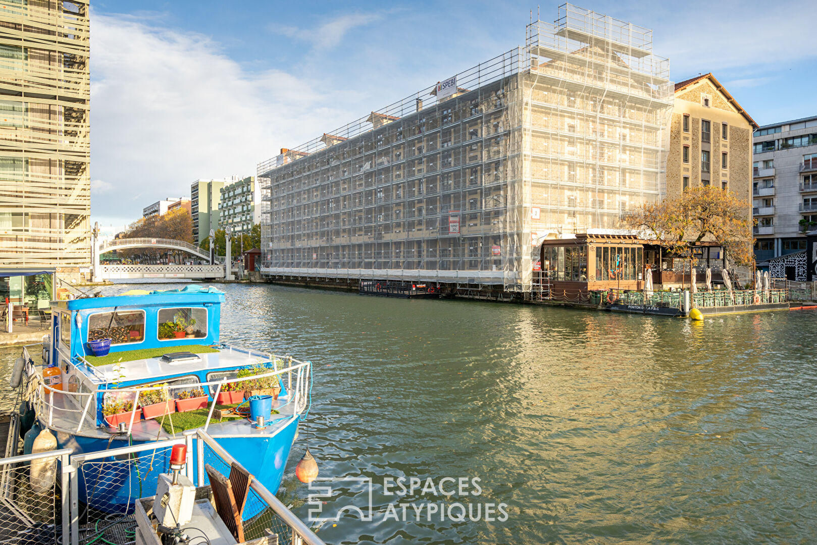 Pleasure boat with covered terrace