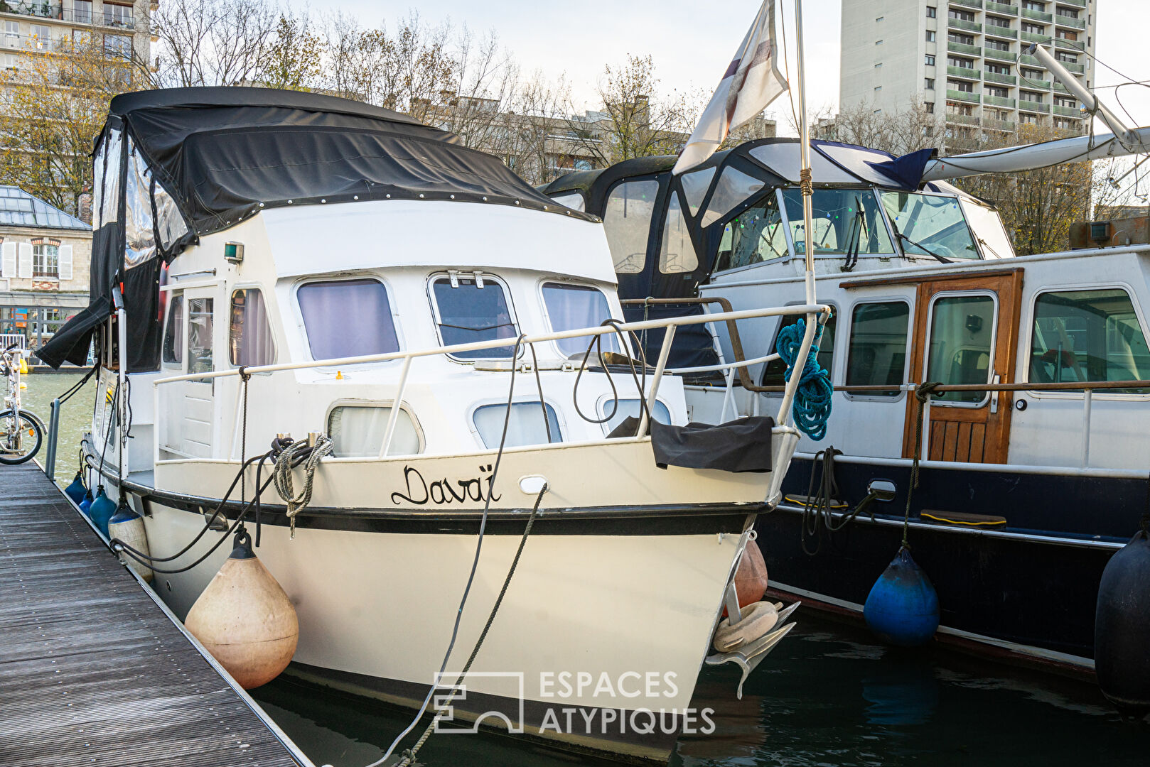 Pleasure boat with covered terrace