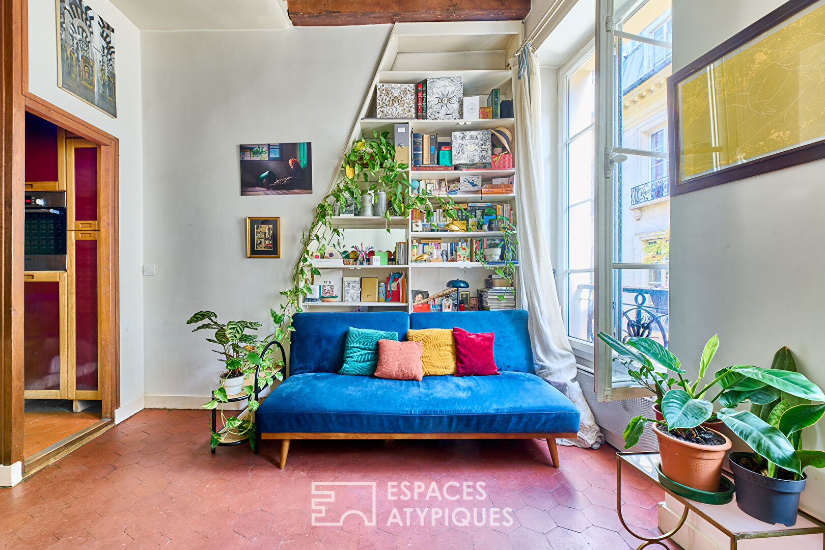 Old apartment with the charms of the Marais