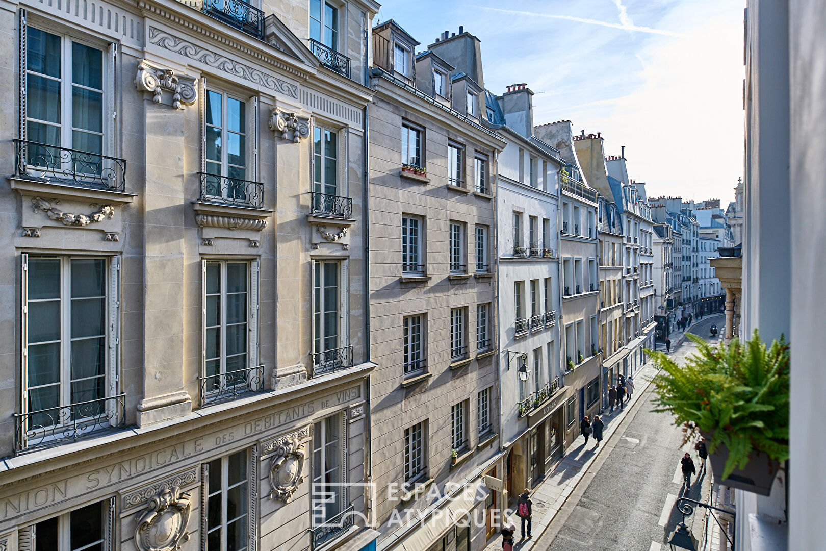Old apartment with the charms of the Marais