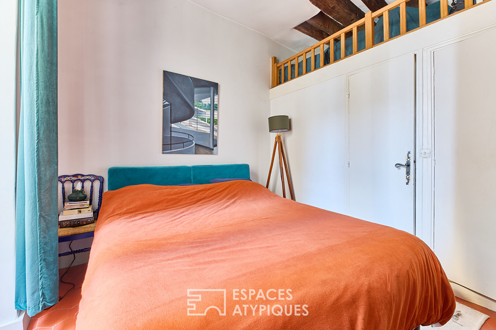 Old apartment with the charms of the Marais