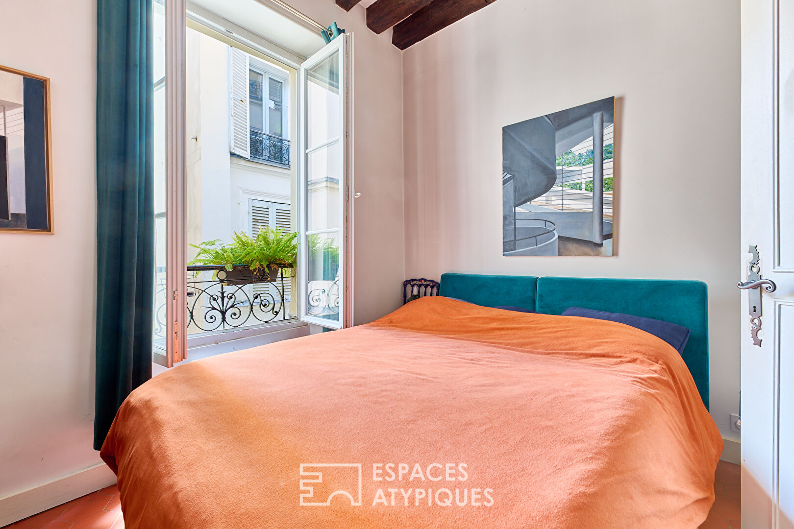 Old apartment with the charms of the Marais