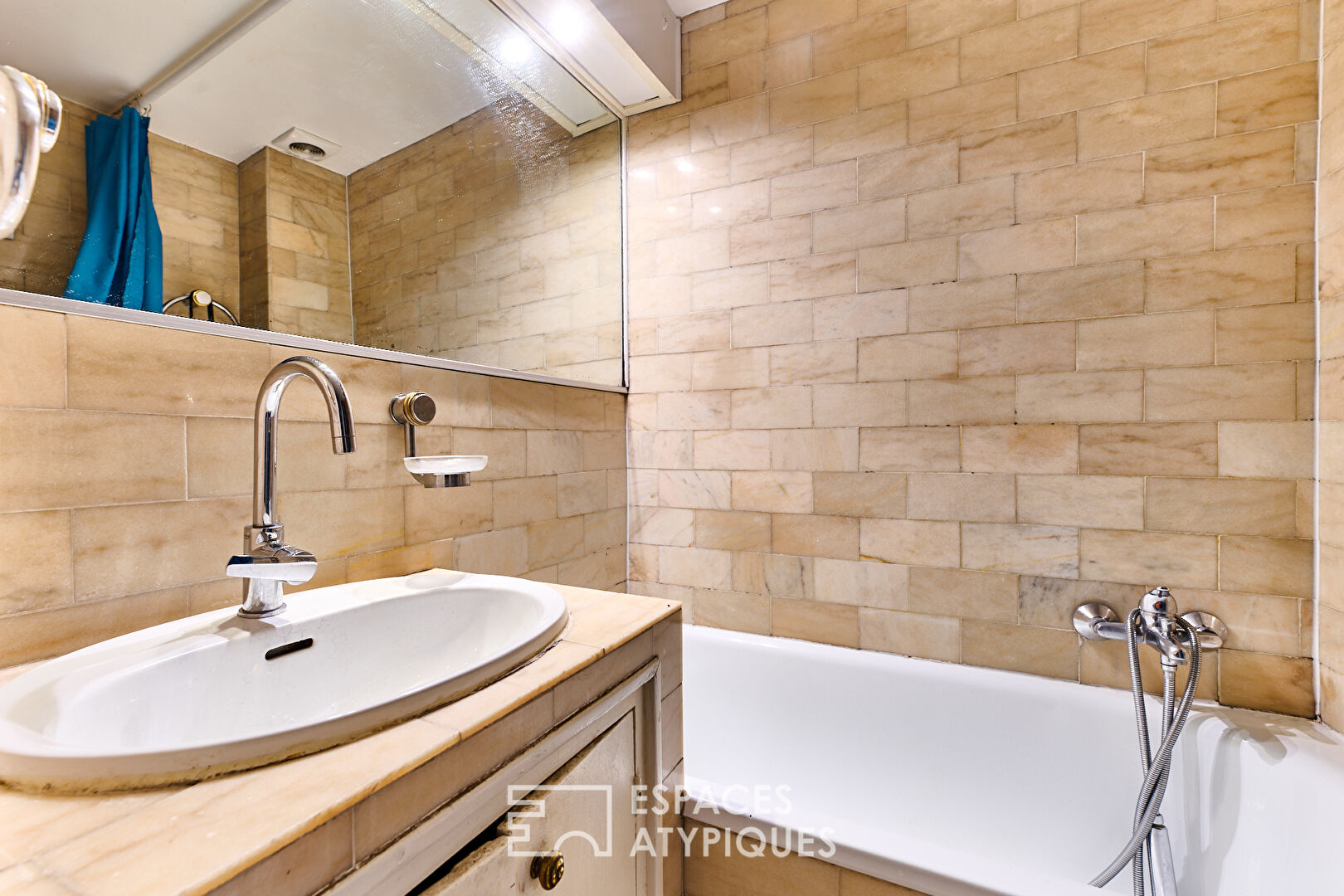 Old apartment with the charms of the Marais