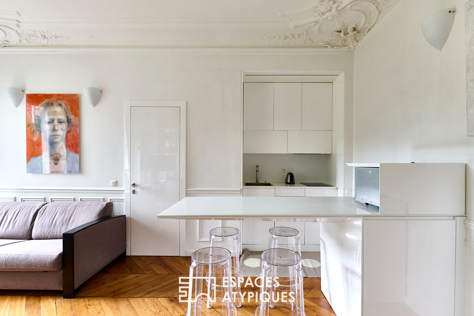 Contemporary apartment on green courtyard